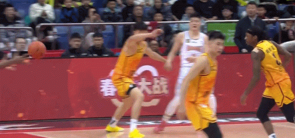 谈球吧体育app官网配合流畅！张宁分球中路 贾尔斯跟进单臂隔扣郑祺龙