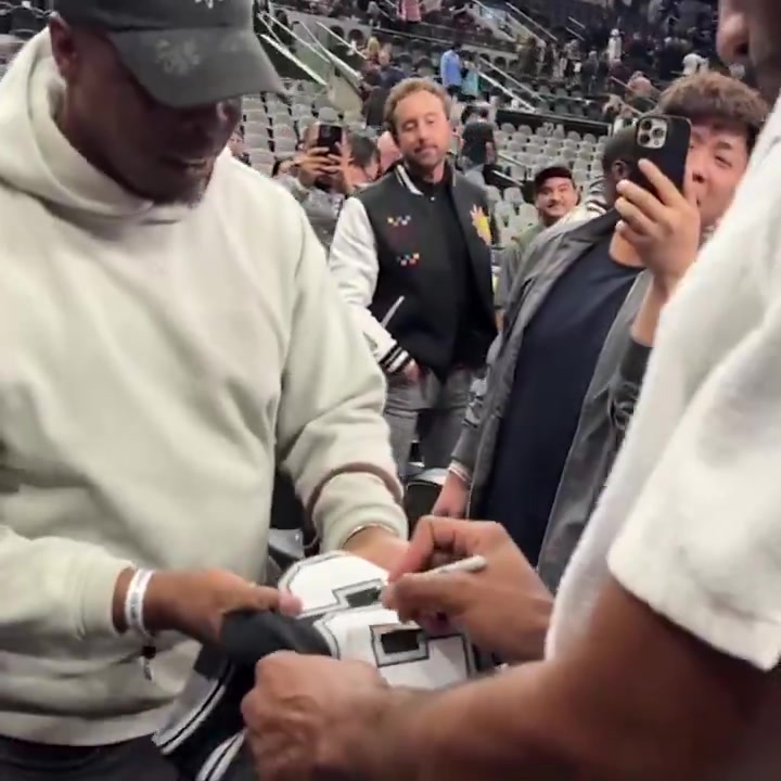 谈球吧体育app官网我都已经放下了！球迷拿着自己的马刺球衣 小卡暖心送上签名😊