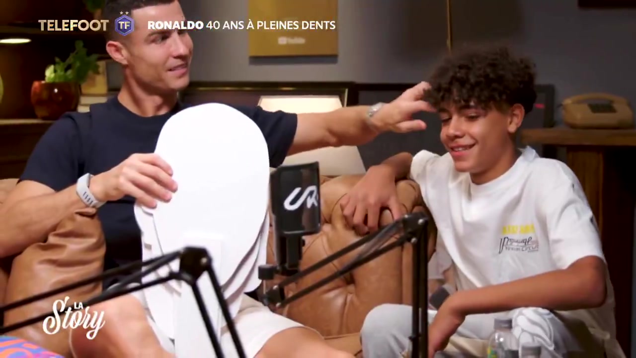 谈球吧体育app官网C罗&迷你罗父子同台‼️40岁C罗：我很想和我14岁的儿子一起踢球