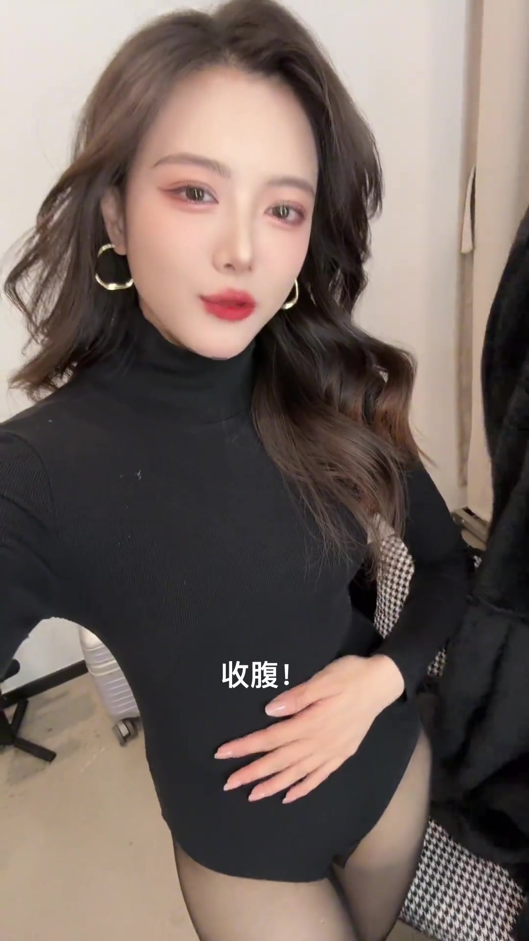 谈球吧黑丝驼子！LPL女主持人骆歆分享视频：来拍肯豆风 收腹！