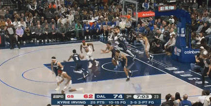 谈球吧体育app官网连成串！欧文三分三连击 帮助独行侠迅速扩大优势