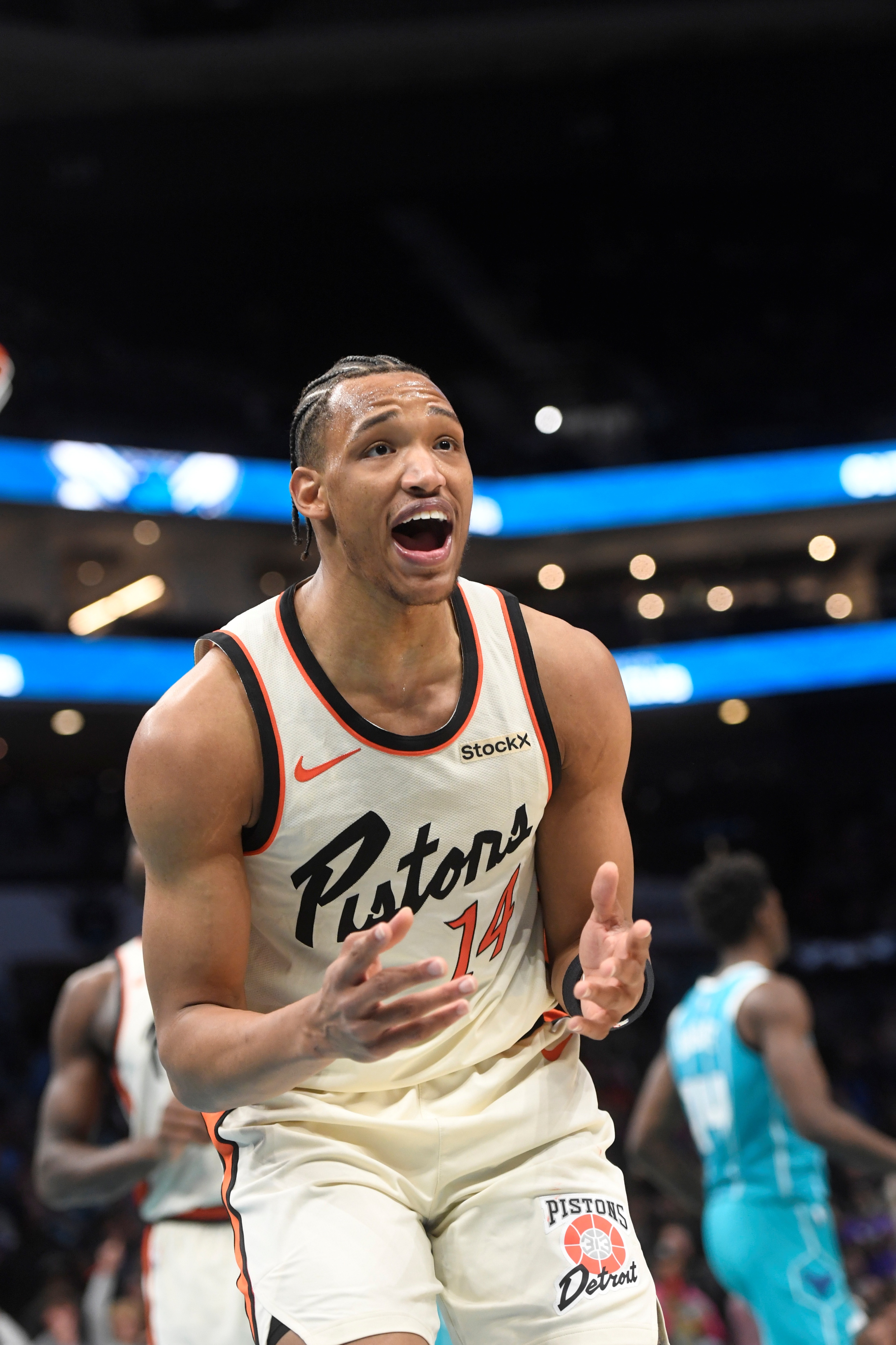 谈球吧(中国)官方网站赛季场均3.2分2.2板!Shams:后卫小温德尔-摩尔双向合同签约黄蜂