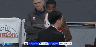 谈球吧体育app官网可别受伤！萨姆纳扑防破坏球出界&手有些受伤 表情痛苦被换下场