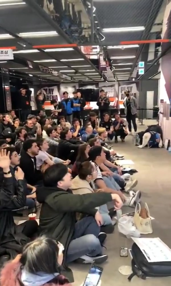 谈球吧体育app官网翻盘后的尽情欢呼！摄影师一村分享现场KC粉丝庆祝视频