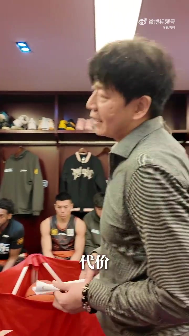 谈球吧邱彪更衣室演讲：侯沛佐把头抬起来没问题的 这是成长的代价&学费