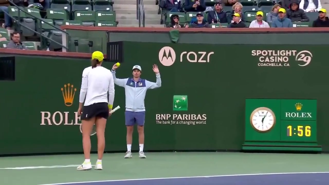 谈球吧体育app官网斯瓦泰克罕见发怒，往地上扣球差点砸到球童