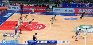 谈球吧真不应该！新疆反击3打1 伊力福拉提左手上空篮不中&自己抱头懊恼