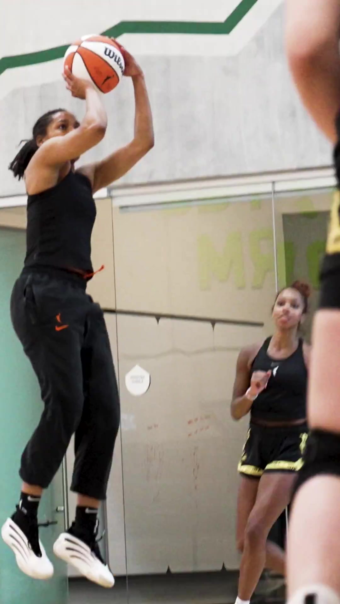 谈球吧体育app官网风暴官方晒球队合练视频 单独发布两张李月汝球鞋特写😘