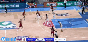 谈球吧体育app官网建奇功！纳托尔三分颠进 随后外线再度出手压哨三分正中靶心