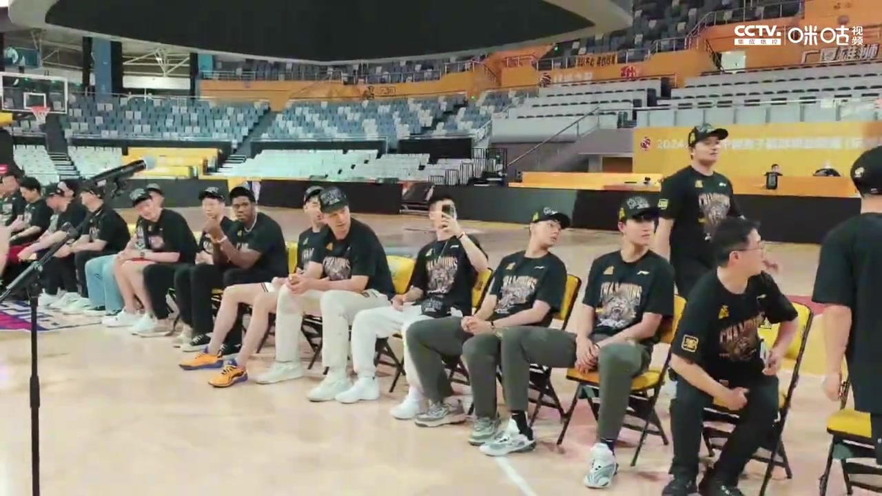 谈球吧体育官网入口没有忘记98号队员！广厦与独腿聋哑小伙何明亮一起共享总冠军荣誉