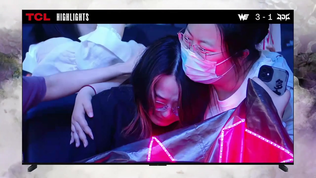谈球吧官网登录入口就是今天！WE以下克上战胜JDG 现场多位粉丝落泪  在男友怀里痛哭