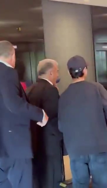 谈球吧官网登录入口记者：拉波尔塔抵达慕尼黑，为巴萨的西班牙国脚助威