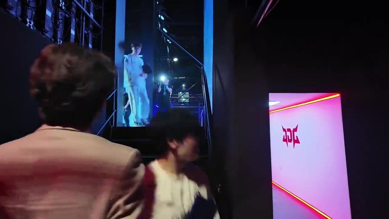 谈球吧体育app官网IG发布后台视频：Daeny教练赛后庆祝